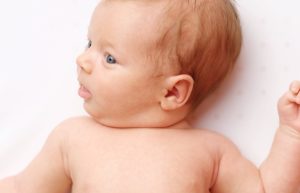 Läs mer om artikeln Din bebis 1 månad – börjar så smått vakna och hänga med!